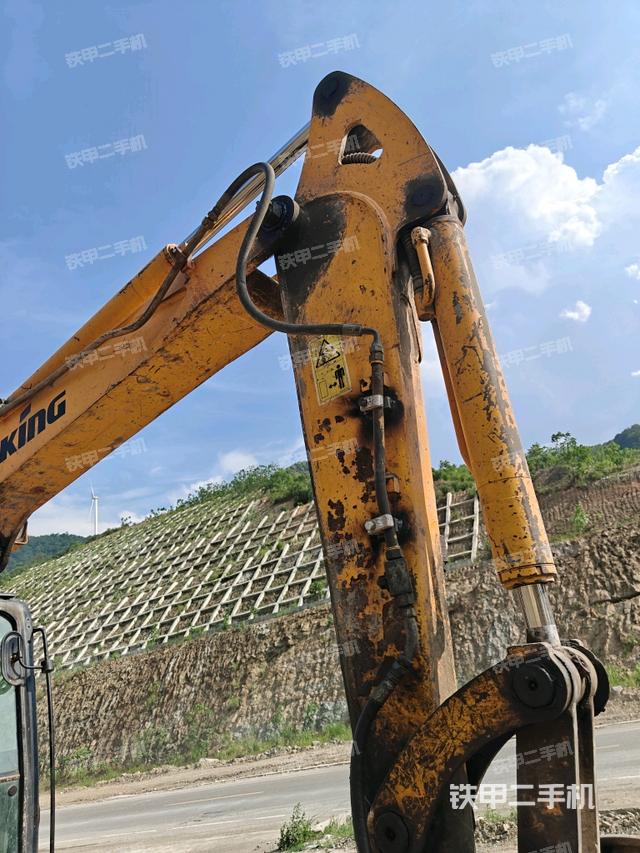 小臂整体左后(工作和回转装置) 小臂整体左后(工作和回转装置)