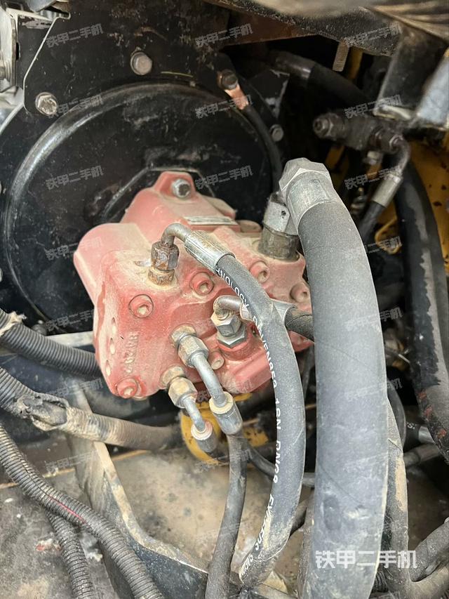 液壓泵艙室正面整體(整機(jī)外觀) 液壓泵艙室正面整體(整機(jī)外觀)