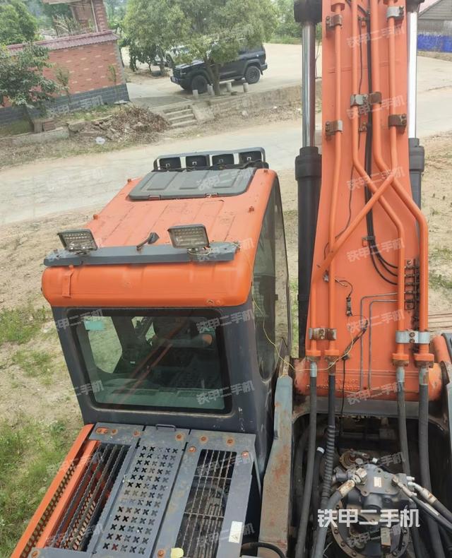 驾驶室顶部(整机外观) 驾驶室顶部(整机外观)