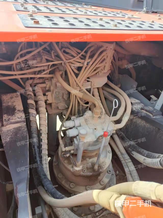 回转马达和主控阀（整机外观）