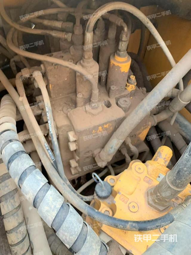 回轉(zhuǎn)馬達(dá)和主控閥（整機(jī)外觀）