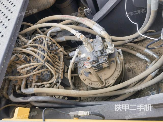 回转马达和主控阀(整机外观) 回转马达和主控阀(整机外观)