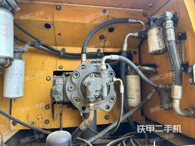 液壓泵艙室正面整體(整機外觀) 液壓泵艙室正面整體(整機外觀)
