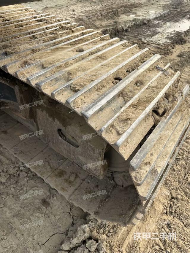 单侧履带整体(整机外观) 单侧履带整体(整机外观)