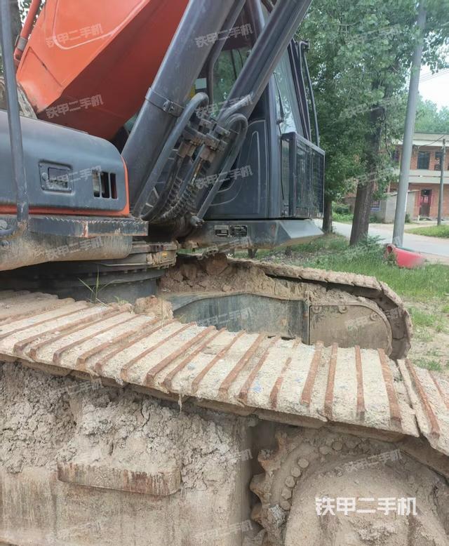 单侧履带整体(整机外观) 单侧履带整体(整机外观)