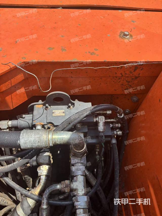 回转马达和主控阀（整机外观）