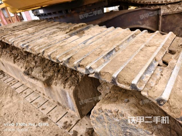 單側(cè)履帶整體(整機(jī)外觀) 單側(cè)履帶整體(整機(jī)外觀)