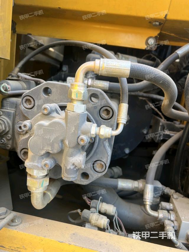 液壓泵艙室正面整體(整機(jī)外觀) 液壓泵艙室正面整體(整機(jī)外觀)