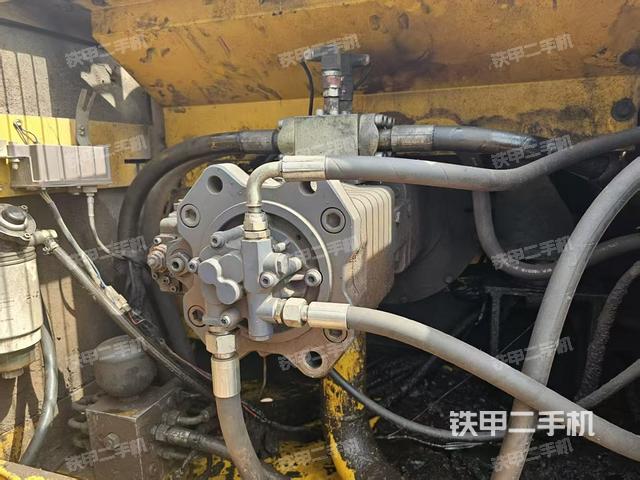 液压泵舱室正面整体（整机外观）