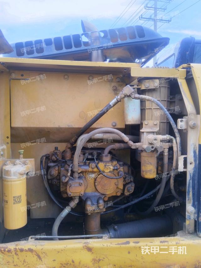 液壓泵艙室正面整體(整機外觀) 液壓泵艙室正面整體(整機外觀)