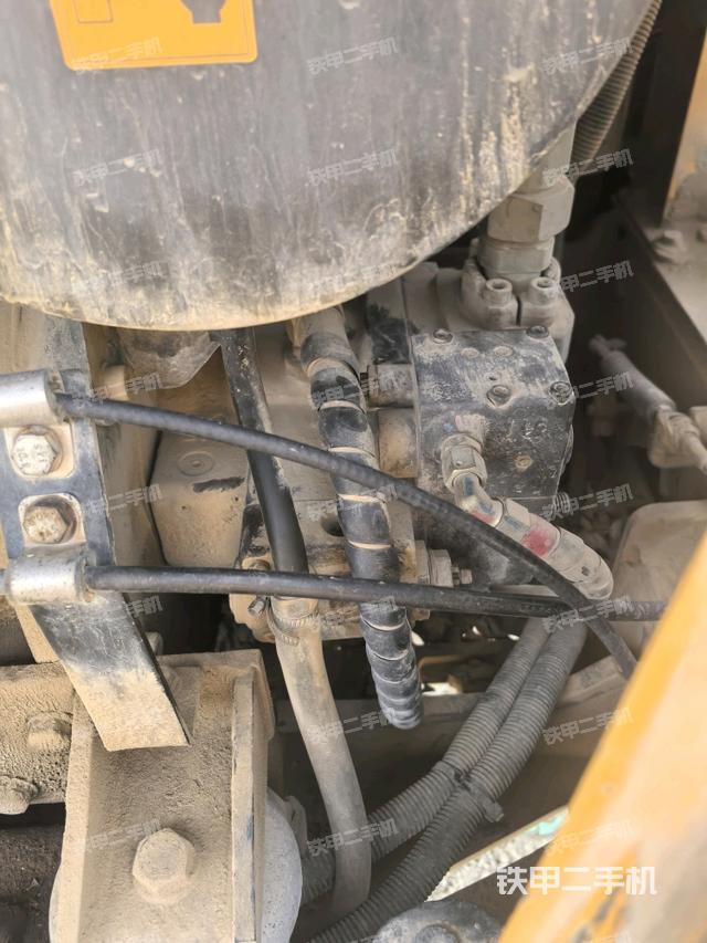液壓泵艙室正面整體(整機(jī)外觀) 液壓泵艙室正面整體(整機(jī)外觀)