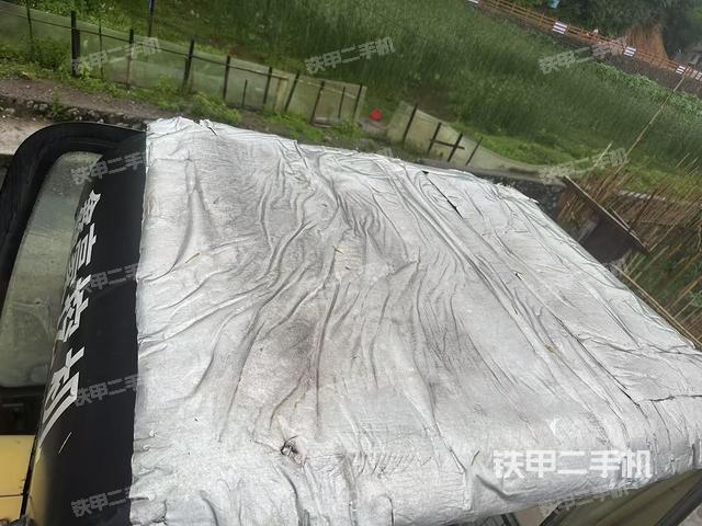 驾驶室顶部(整机外观) 驾驶室顶部(整机外观)