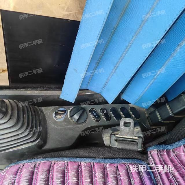 座椅右侧控制台/钥匙门/油门/含右手柄(驾驶室部分) 座椅右侧控制台/钥匙门/油门/含右手柄(驾驶室部分)