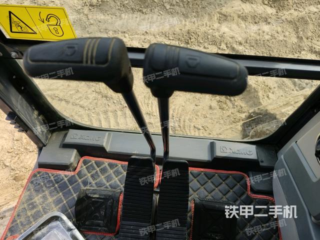 行走控制手柄和踏板 俯拍(驾驶室部分) 行走控制手柄和踏板 俯拍(驾驶室部分)