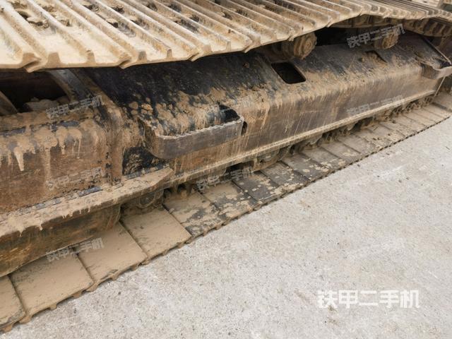 單側(cè)履帶整體(整機(jī)外觀) 單側(cè)履帶整體(整機(jī)外觀)