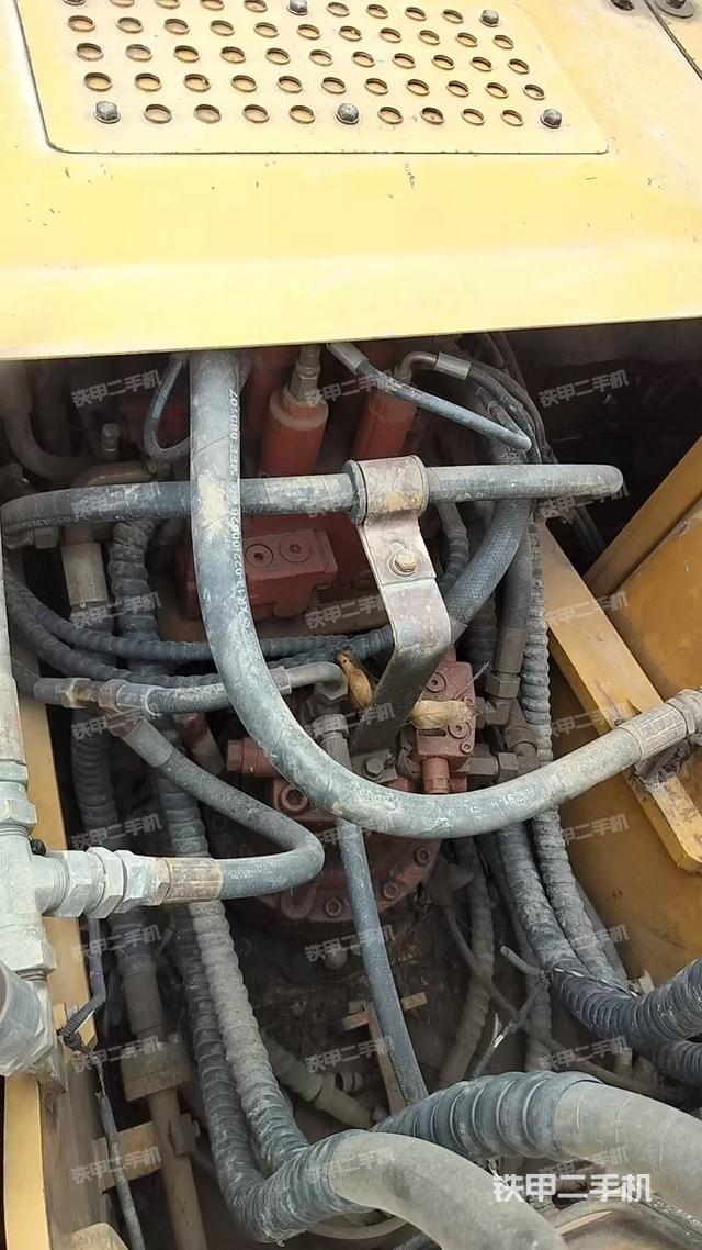 回轉(zhuǎn)馬達(dá)和主控閥（整機(jī)外觀）