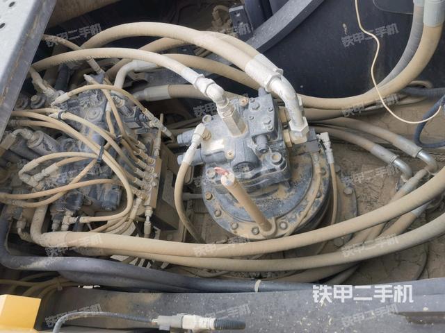 回转马达和主控阀(整机外观) 回转马达和主控阀(整机外观)