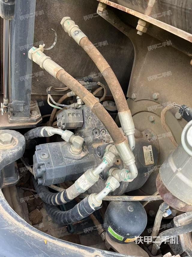 液壓泵艙室正面整體(整機(jī)外觀) 液壓泵艙室正面整體(整機(jī)外觀)