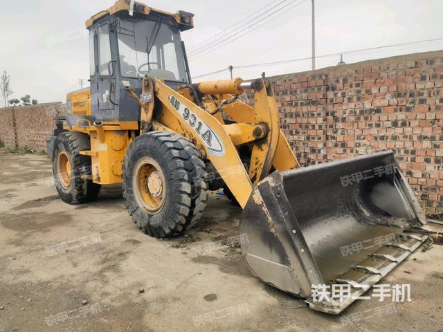 駕駛室工作臺(整機(jī)外觀及大件) 駕駛室工作臺(整機(jī)外觀及大件)
