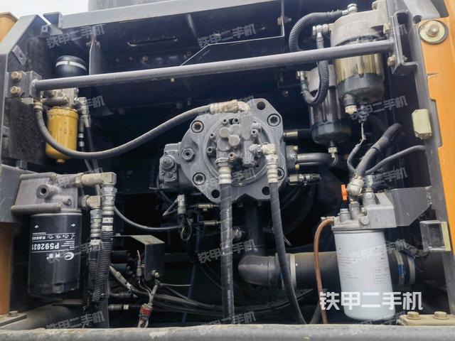 液壓泵艙室正面整體（整機外觀）