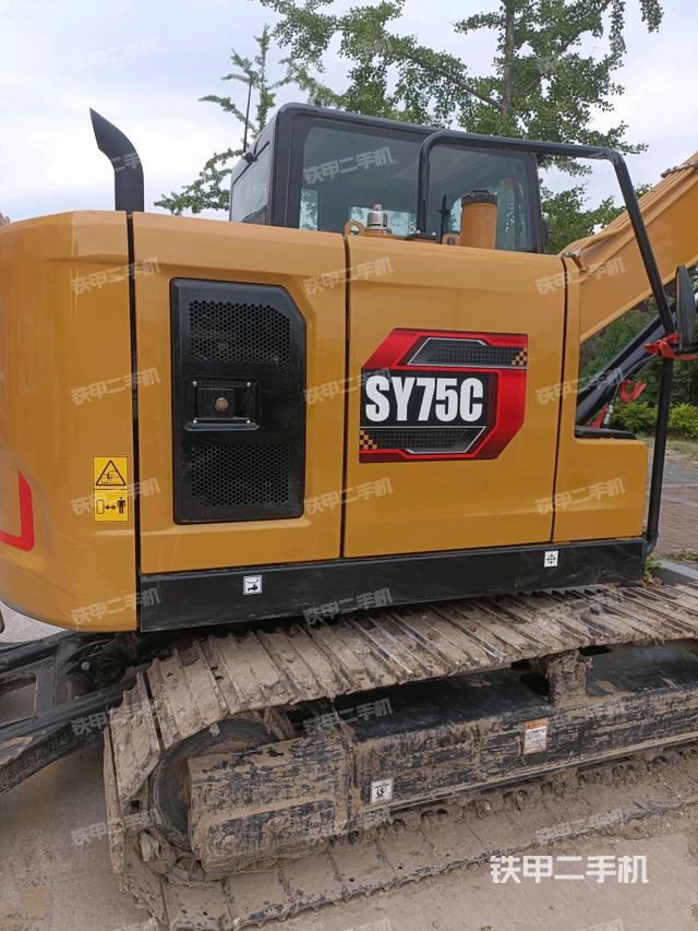 駕駛室頂部(整機(jī)外觀) 駕駛室頂部(整機(jī)外觀)