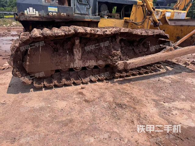 右側(cè)履帶全景(推土機底盤及工作裝置) 右側(cè)履帶全景(推土機底盤及工作裝置)
