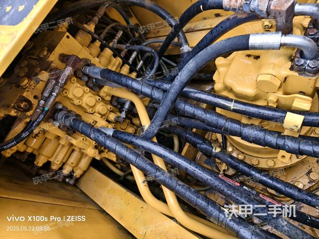 回转马达和主控阀(整机外观) 回转马达和主控阀(整机外观)