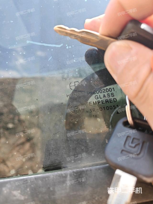 座椅右侧控制台/钥匙门/油门/含右手柄(驾驶室部分) 座椅右侧控制台/钥匙门/油门/含右手柄(驾驶室部分)