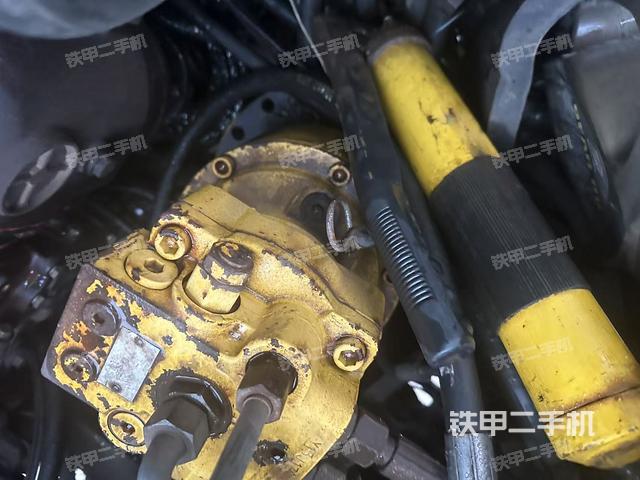 液压泵舱室正面整体(整机外观) 液压泵舱室正面整体(整机外观)