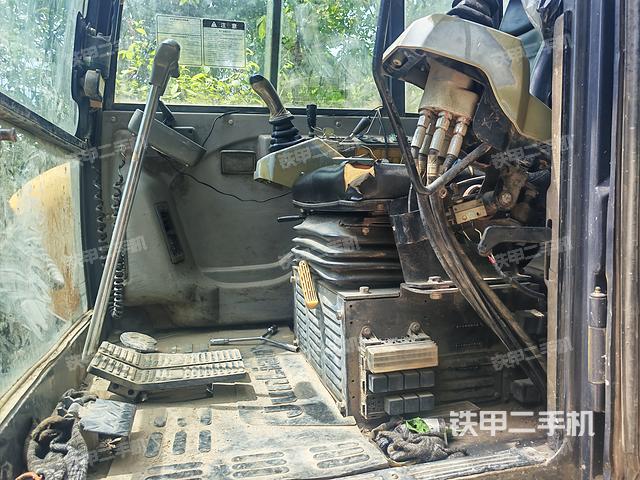 駕駛室整體(整機(jī)外觀) 駕駛室整體(整機(jī)外觀)