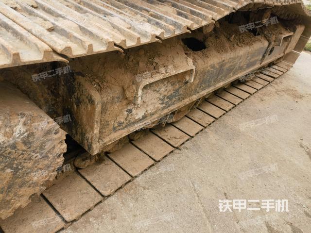 單側(cè)履帶整體(整機(jī)外觀) 單側(cè)履帶整體(整機(jī)外觀)