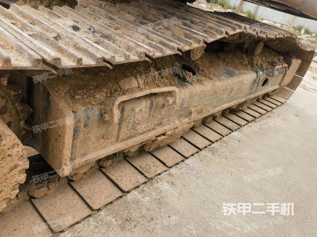 單側(cè)履帶整體(整機(jī)外觀) 單側(cè)履帶整體(整機(jī)外觀)