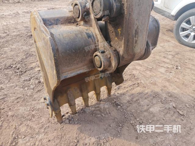 鏟斗右后整體(工作和回轉(zhuǎn)裝置) 鏟斗右后整體(工作和回轉(zhuǎn)裝置)