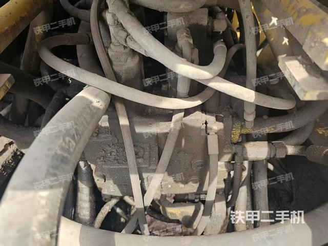 回转马达和主控阀（整机外观）