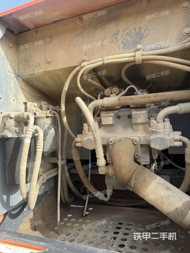 液压泵舱室正面整体(整机外观) 液压泵舱室正面整体(整机外观)