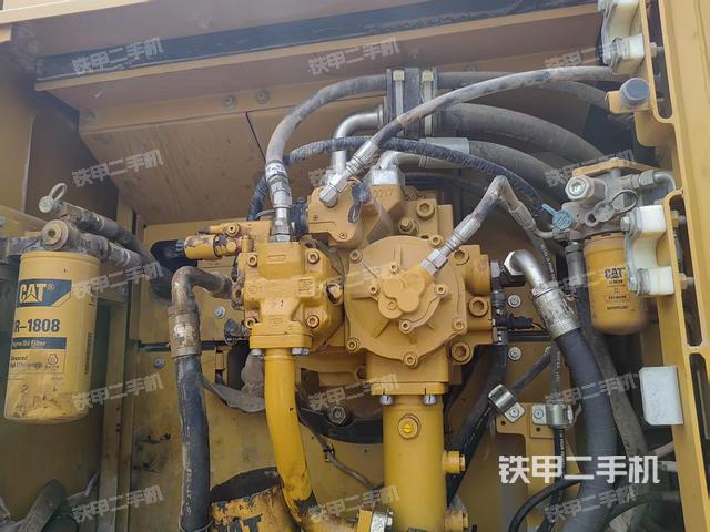 液壓泵艙室正面整體(整機外觀) 液壓泵艙室正面整體(整機外觀)