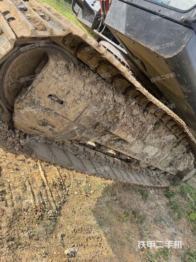 单侧履带整体(整机外观) 单侧履带整体(整机外观)