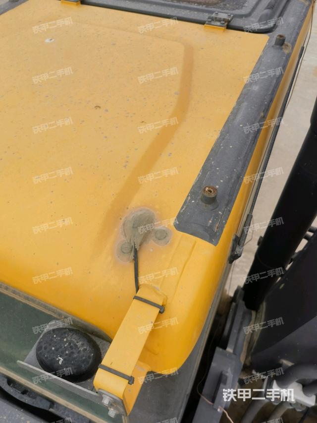 駕駛室頂部(整機(jī)外觀) 駕駛室頂部(整機(jī)外觀)