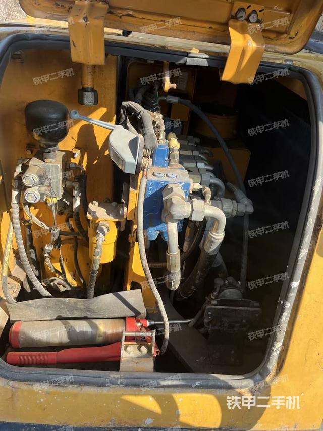 回转马达和主控阀(整机外观) 回转马达和主控阀(整机外观)