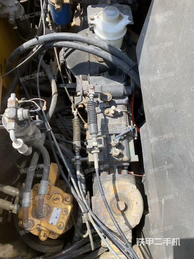 回轉(zhuǎn)馬達(dá)和主控閥（整機(jī)外觀）