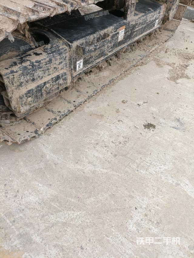 單側(cè)履帶整體(整機(jī)外觀) 單側(cè)履帶整體(整機(jī)外觀)