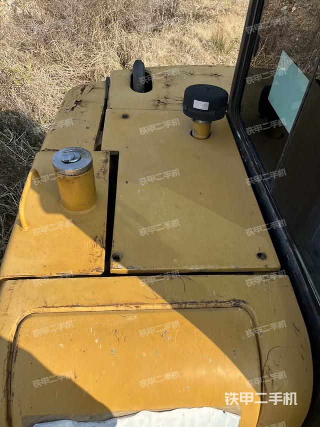 驾驶室顶部(整机外观) 驾驶室顶部(整机外观)