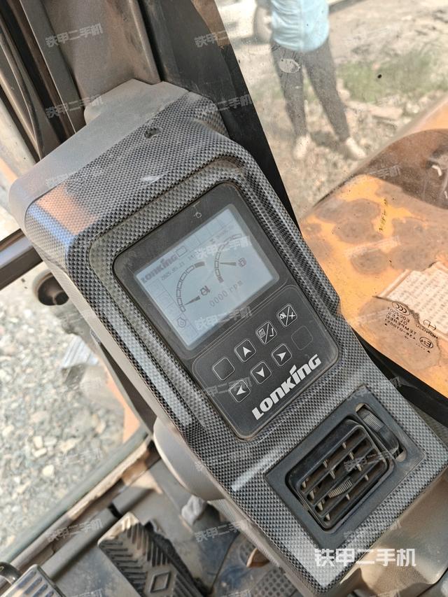 显示屏 (驾驶室部分) 显示屏 (驾驶室部分)