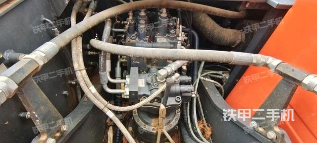 回转马达和主控阀(整机外观) 回转马达和主控阀(整机外观)