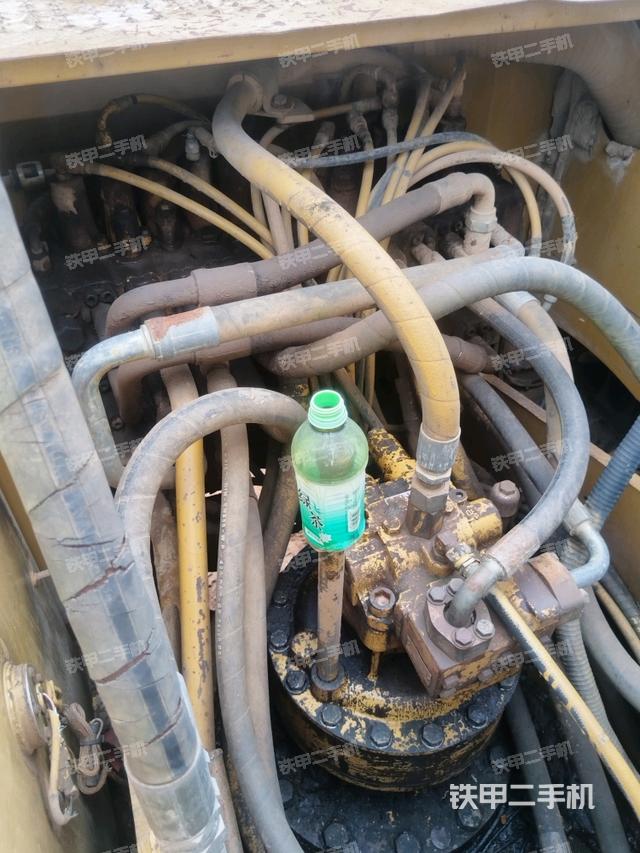 回轉(zhuǎn)馬達(dá)和主控閥(整機外觀) 回轉(zhuǎn)馬達(dá)和主控閥(整機外觀)