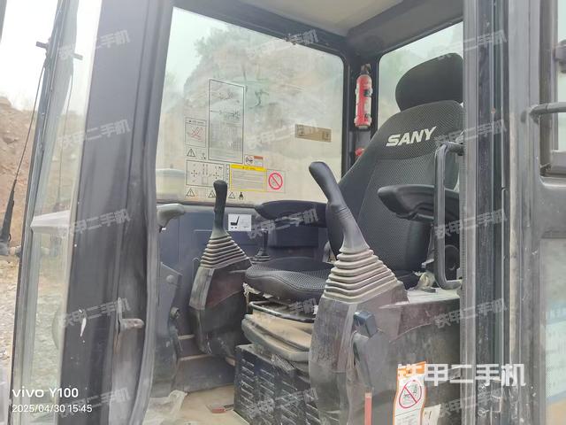 駕駛室整體(整機(jī)外觀) 駕駛室整體(整機(jī)外觀)