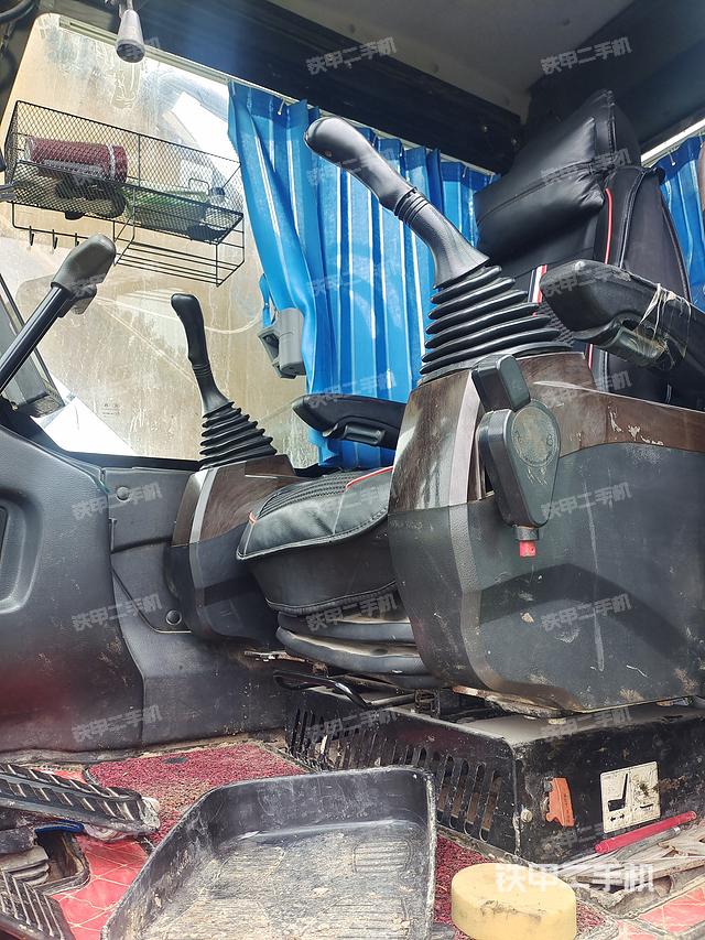 駕駛室整體(整機(jī)外觀) 駕駛室整體(整機(jī)外觀)