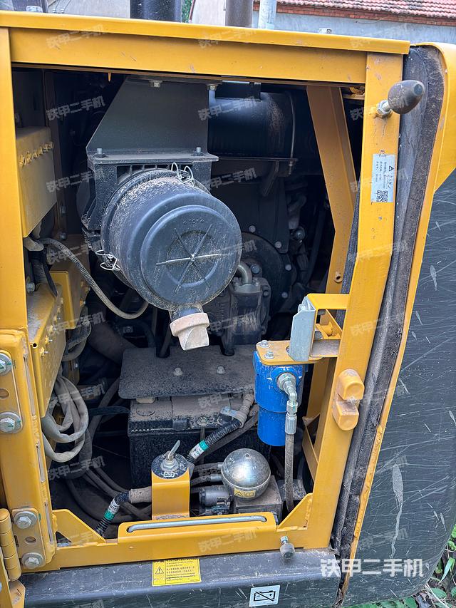 液压泵舱室正面整体（整机外观）