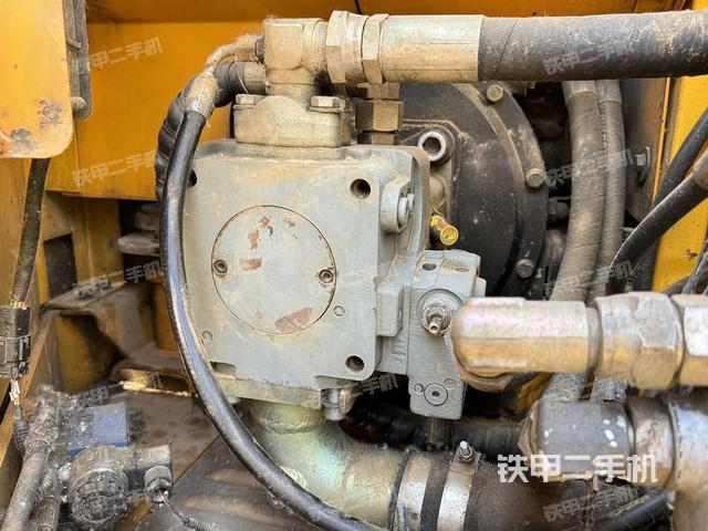 液壓泵艙室正面整體(整機外觀) 液壓泵艙室正面整體(整機外觀)