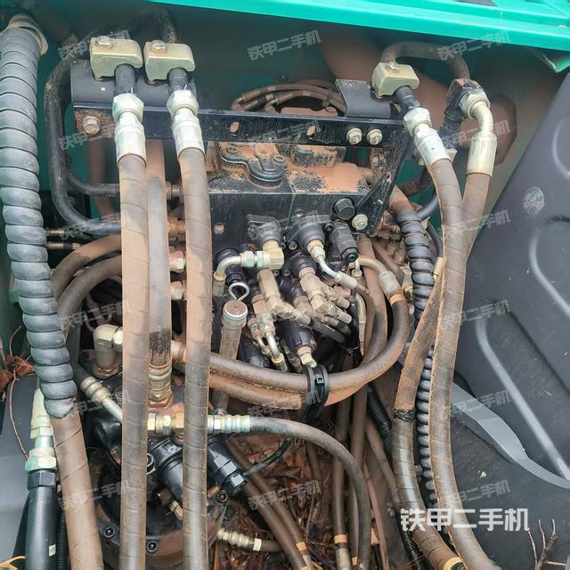 回轉(zhuǎn)馬達(dá)和主控閥（整機(jī)外觀）